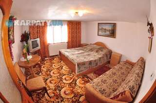 Лоджи Guest House Pid Lypamy Микуличин Дом с 4 спальнями-9