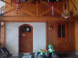 Лоджи Guest House Pid Lypamy Микуличин Дом с 4 спальнями-2