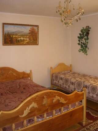 Лоджи Guest House Pid Lypamy Микуличин Двухместный номер с двуспальной кроватью и дополнительной кроватью-11
