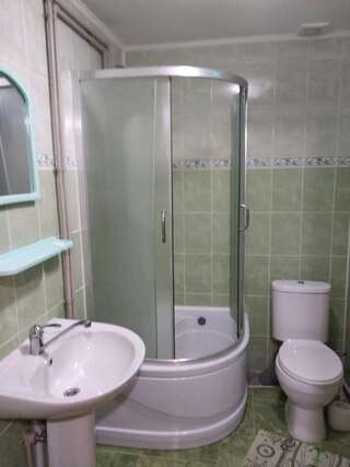 Лоджи Guest House Pid Lypamy Микуличин Двухместный номер с двуспальной кроватью и дополнительной кроватью-12
