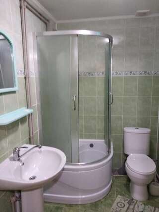 Лоджи Guest House Pid Lypamy Микуличин Двухместный номер с двуспальной кроватью и дополнительной кроватью-13
