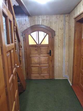 Лоджи Guest House Pid Lypamy Микуличин Дом с 4 спальнями-7